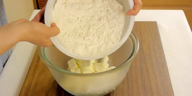 Mischen Sie die Zutaten, um Karakum-Kekse zuzubereiten.
