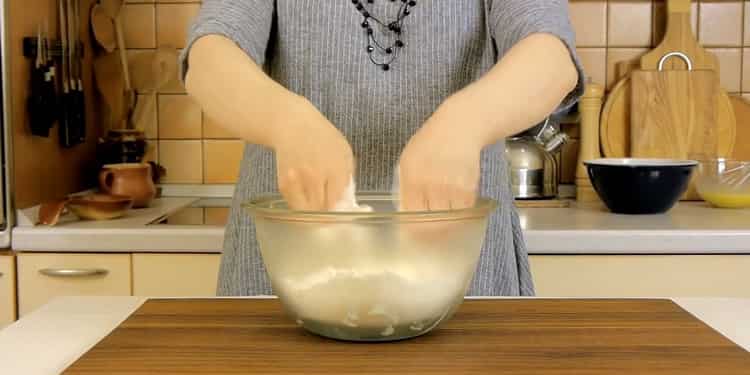 Norėdami gaminti karakumo sausainius, sumaišykite ingredientus.