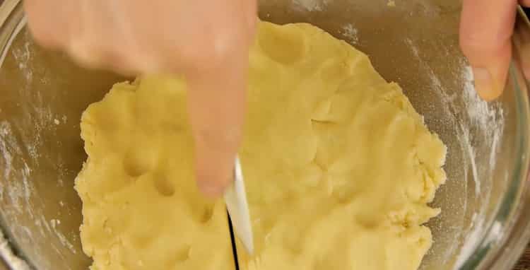 Karakum sütemények készítéséhez gyúrjuk meg a tésztát