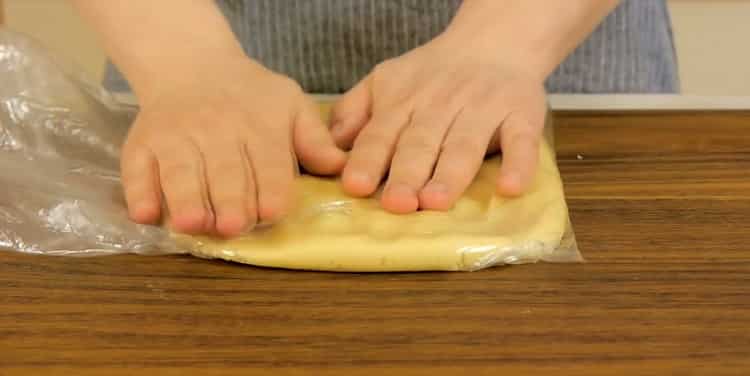 За да направите karakum бисквитки, сложете тестото в торбичка