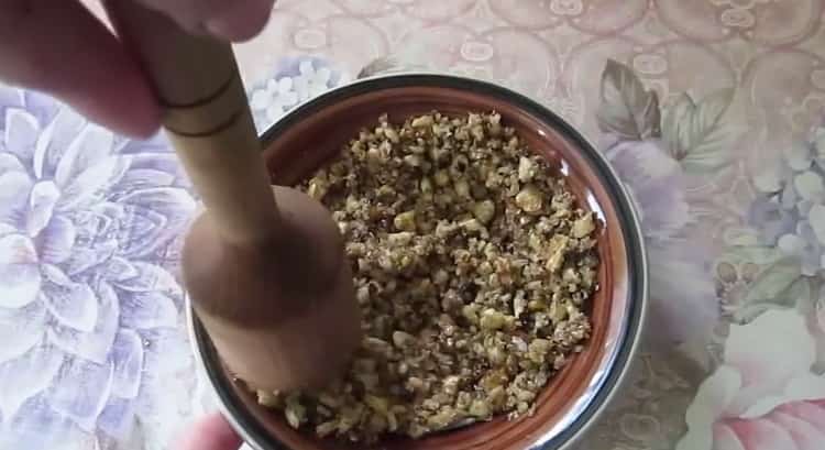 Nüsse hacken, um Kartoffelplätzchen zu machen