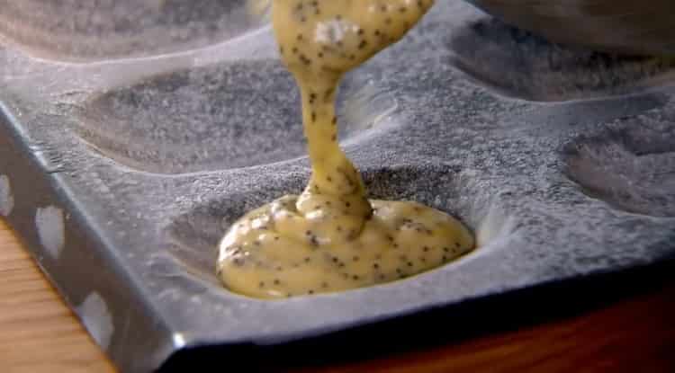 Um Madeleine-Kekse zuzubereiten, heizen Sie den Ofen vor