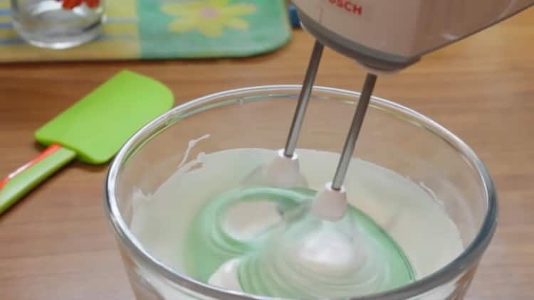 Adjon hozzá színezéket makaróni sütik készítéséhez