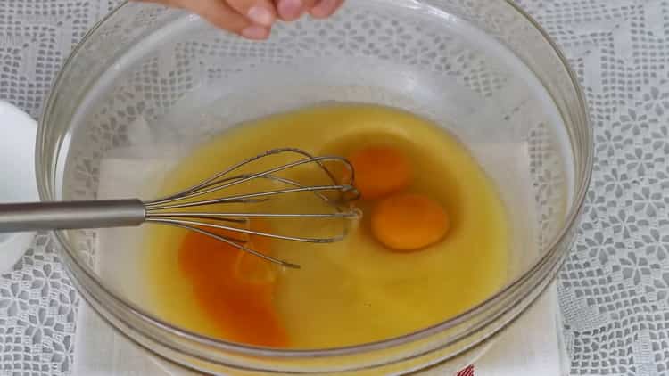 За да направите бисквитки за минута, разбийте яйцата