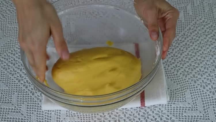 Um eine Minute lang Kekse zu machen, kneten Sie den Teig