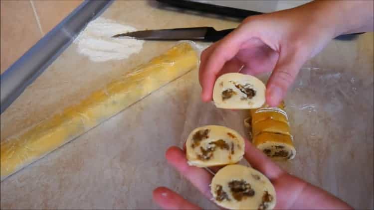 Upang makagawa ng mga cookies sa mga yolks, gupitin ang roll