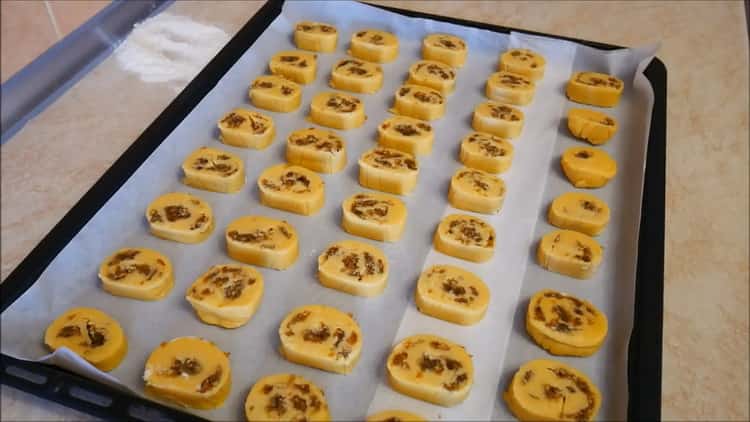 Για να προετοιμάσετε τα μπισκότα στους κρόκους, προθερμάνετε το φούρνο