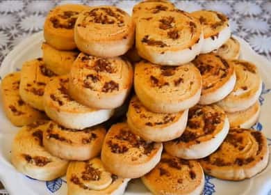 Μπισκότα σε κρόκους σύμφωνα με μια συνταγή βήμα προς βήμα με φωτογραφία