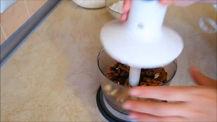 Per preparare i biscotti sui tuorli, macinare gli ingredienti