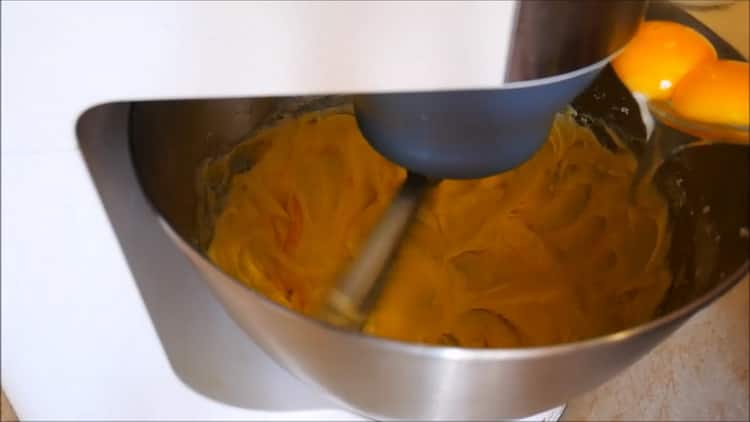 За да направите бисквитки върху жълтъците, добавете жълтъците