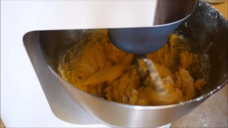 За да приготвите бисквитките върху жълтъците, смесете съставките