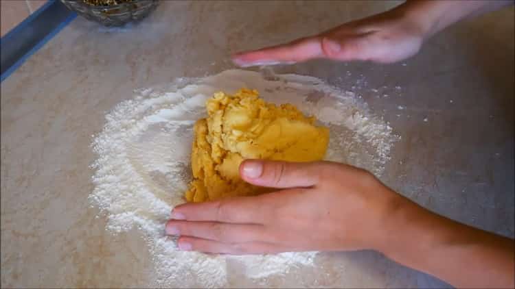 Um auf dem Eigelb Kekse zu machen, kneten Sie den Teig