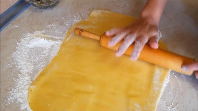 За да направите бисквитки върху жълтъците, разточете тестото