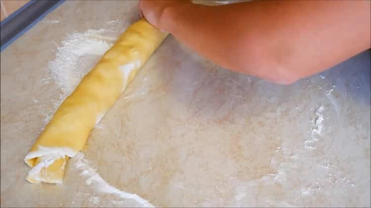 За да направите бисквитки върху жълтъците, навийте руло