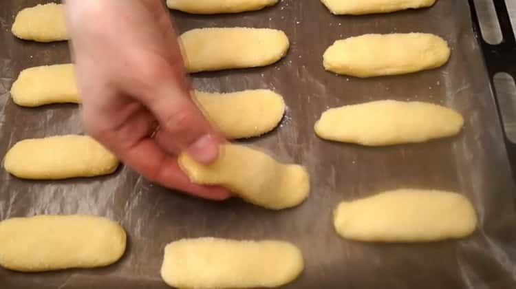 За да направите кефирни бисквитки, предварително загрейте фурната