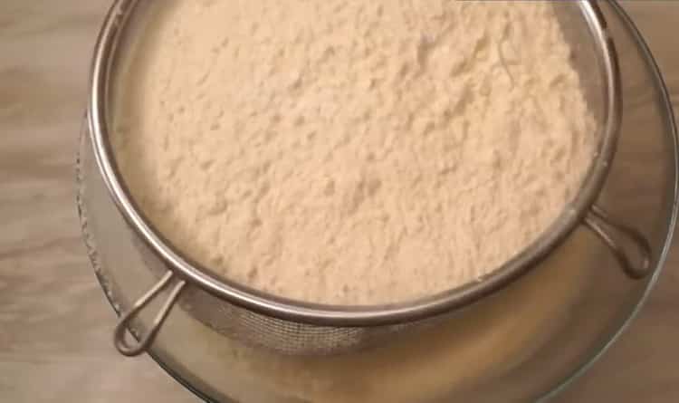 Пресейте брашно, за да направите кефирни бисквитки