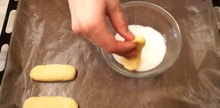 A sütemények előállításához kefirra meghintjük a tésztát cukorral