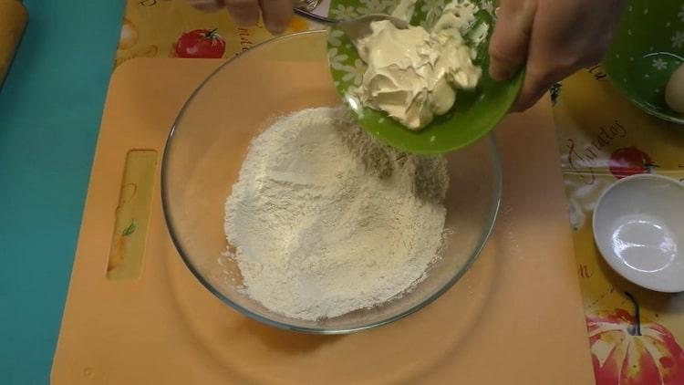 За да направите бисквитки с маргарин, смесете съставките.