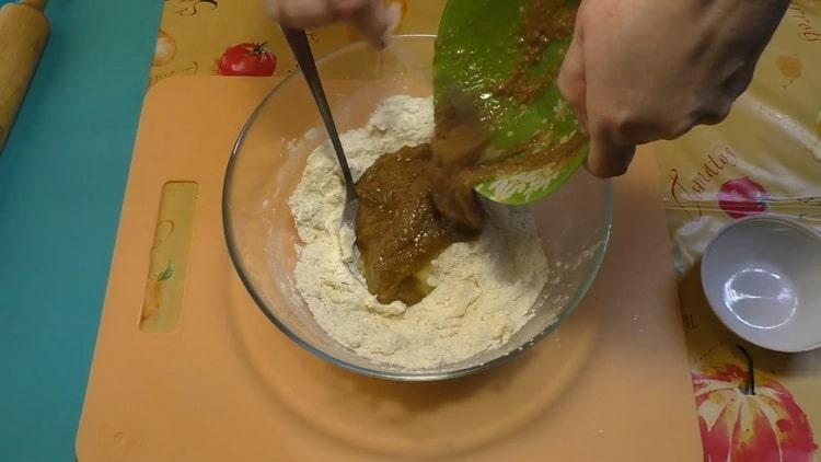 Um Kekse auf Margarine zu machen, kneten Sie den Teig