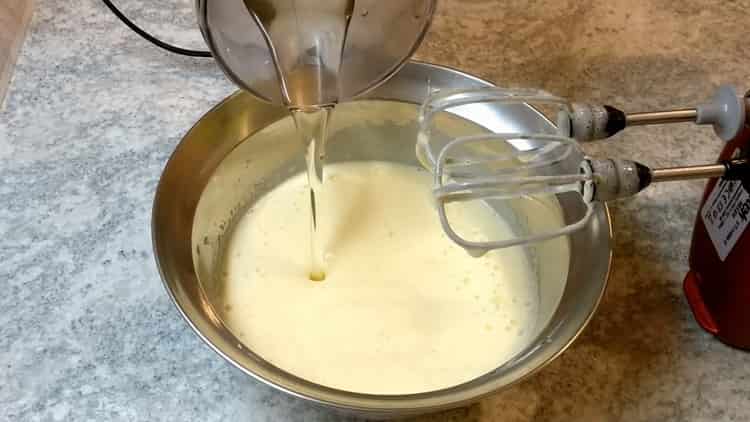За да печете бисквитки в растително масло, смесете съставките
