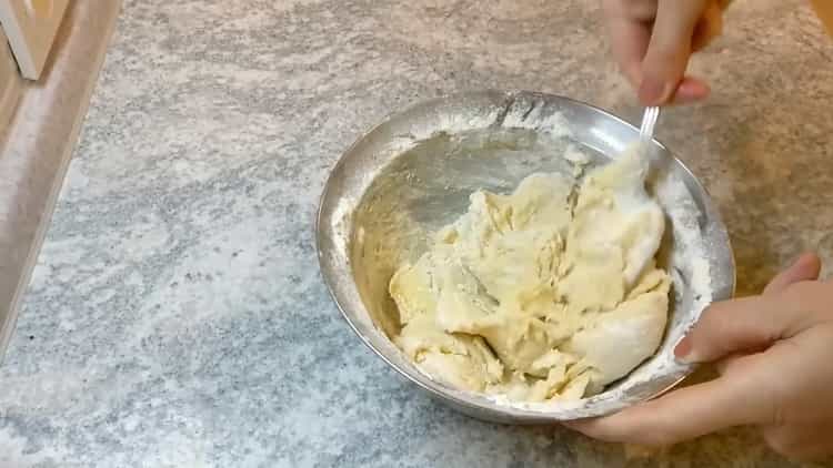 Um Kekse in Pflanzenöl zu machen, kneten Sie den Teig