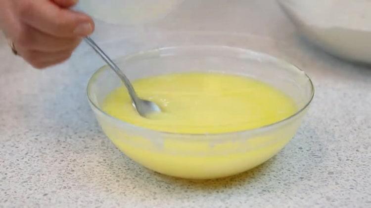 Um auf Kondensmilch Kekse zu machen, schmelzen Sie die Butter