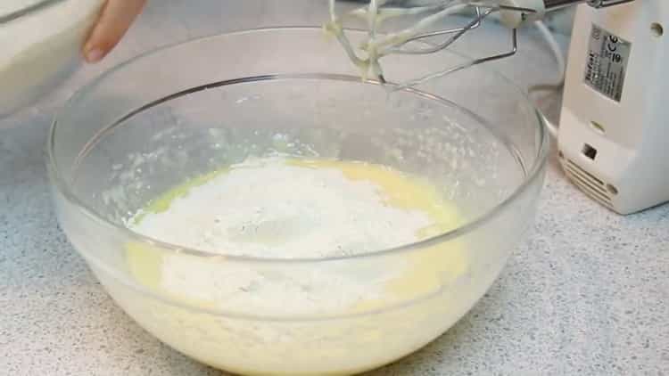 Пресейте брашното, за да направите бисквитки върху кондензираното мляко