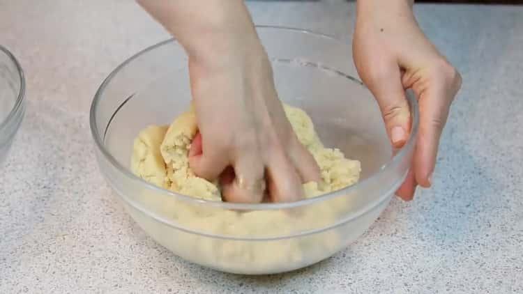 A sűrített tejre sütik készítéséhez dagasztja a tésztát