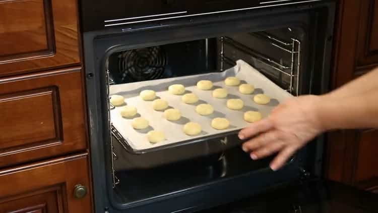 Um Kekse auf Kondensmilch zuzubereiten, bereiten Sie ein Backblech vor