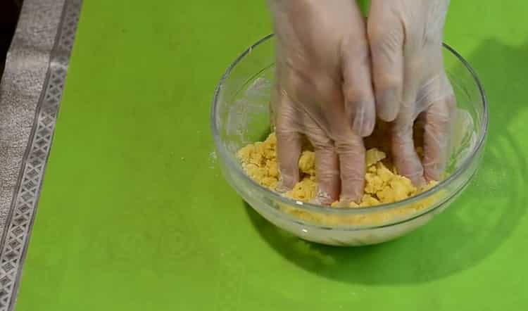 Um Kekse in einer Pfanne zu machen, kneten Sie den Teig.