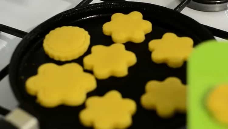 Για να κάνετε τα cookies σε μια κατσαρόλα, θερμαίνετε το τηγάνι