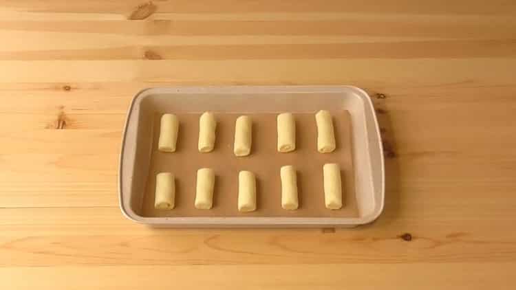 За да направите бисквитки върху заквасена сметана, предварително загрейте фурната