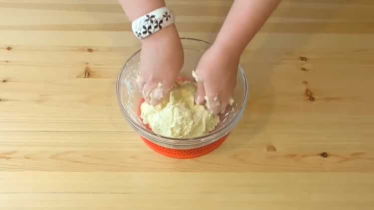 Um Kekse auf saurer Sahne zu machen, kneten Sie den Teig