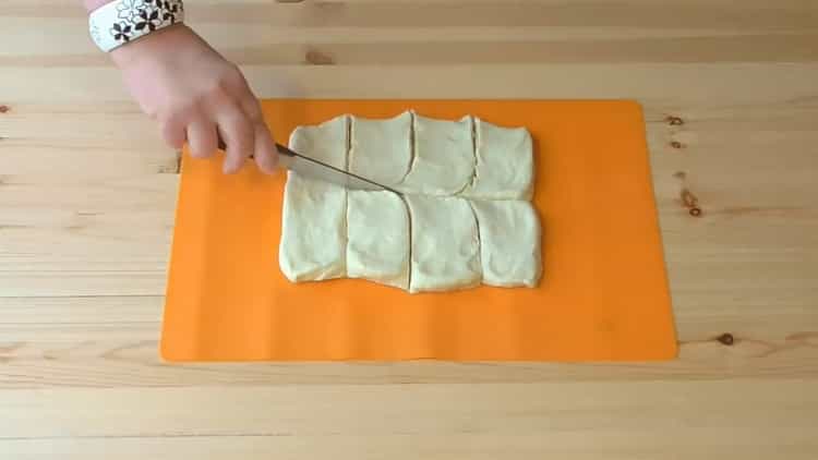 За да приготвите бисквитки върху заквасена сметана разточете слой
