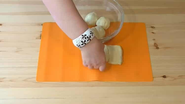За да направите бисквитки върху заквасена сметана, нарежете тестото