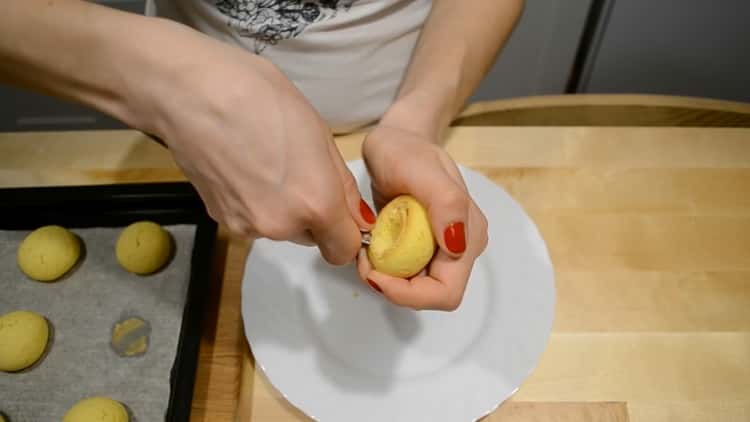 Um Kekse und Pfirsiche zu machen, nimm die Mitte