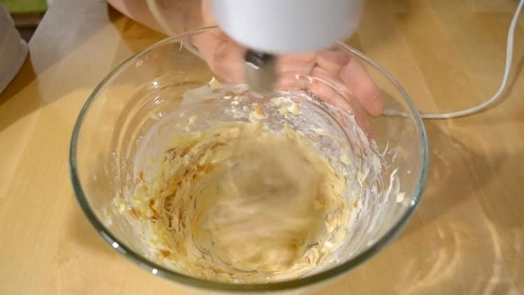 Für die Herstellung von Pfirsichen eine Creme zubereiten