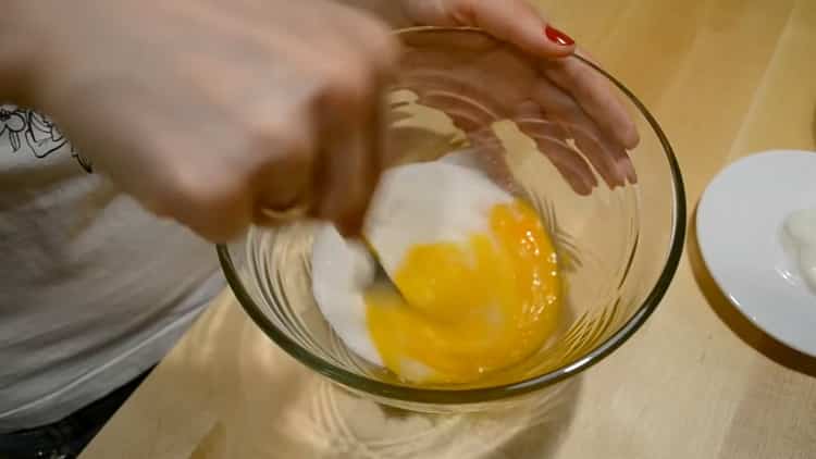 Eier schlagen, um Pfirsiche zu machen