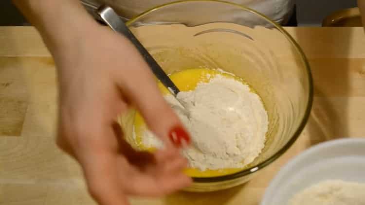 Κοσκινίστε τα ροδάκινα για να φτιάξετε μπισκότα