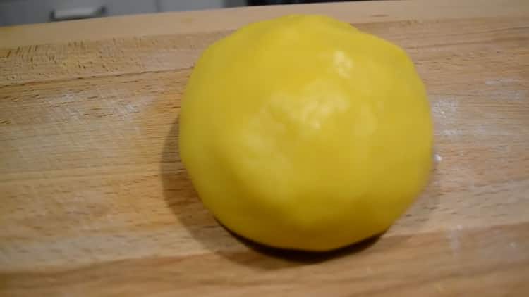 Machen Sie den Teig, um Pfirsiche zu machen