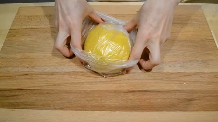 Für die Herstellung von Pfirsichen den Teig in eine Tüte geben