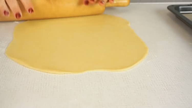 Tekercselje a tésztát bagel készítéséhez