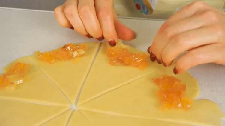 За да направите геврекови бисквитки, сложете пълнежа върху тестото