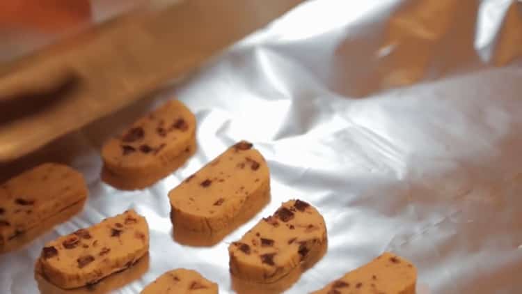 Για να κάνετε μπισκότα με τσιπ σοκολάτας, ενεργοποιήστε το φούρνο