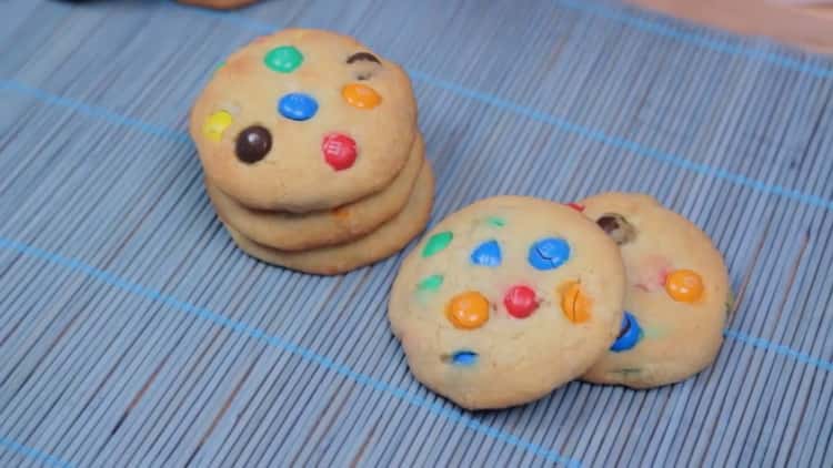 Cookies με M & M`s (MMdems) σύμφωνα με μια συνταγή βήμα προς βήμα με μια φωτογραφία