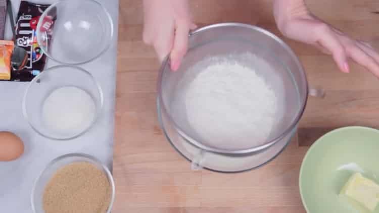 Um mit mmdems Kekse zu machen, sieben Sie das Mehl