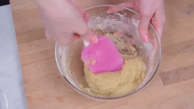 Um Kekse mit mmdems zu machen, kneten Sie den Teig