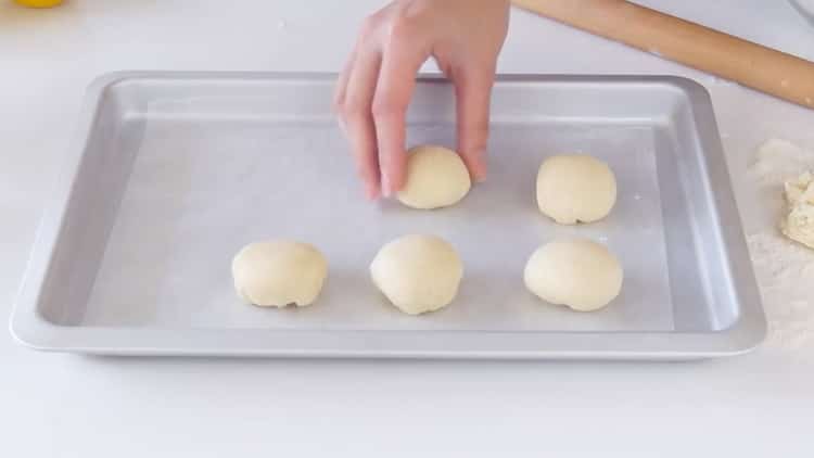 Um Kekse mit Füllung zuzubereiten, bereiten Sie ein Formular vor