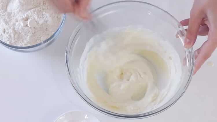 Pro výrobu sušenek s náplní smíchejte ingredience.