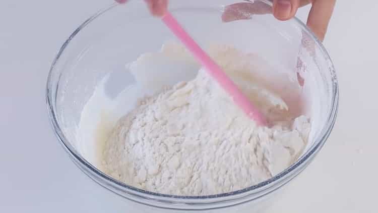 Добавете брашно, за да направите бисквитки с пълнежа.